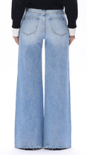 Load image into Gallery viewer, Izzy Jeans
