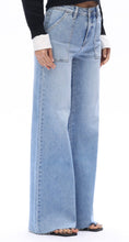 Load image into Gallery viewer, Izzy Jeans
