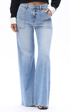 Load image into Gallery viewer, Izzy Jeans
