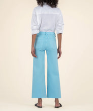 Load image into Gallery viewer, Meg Capri Blue Jeans
