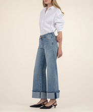 Load image into Gallery viewer, Meg Charming Jeans

