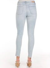 Load image into Gallery viewer, Sarah Skinny Jeans
